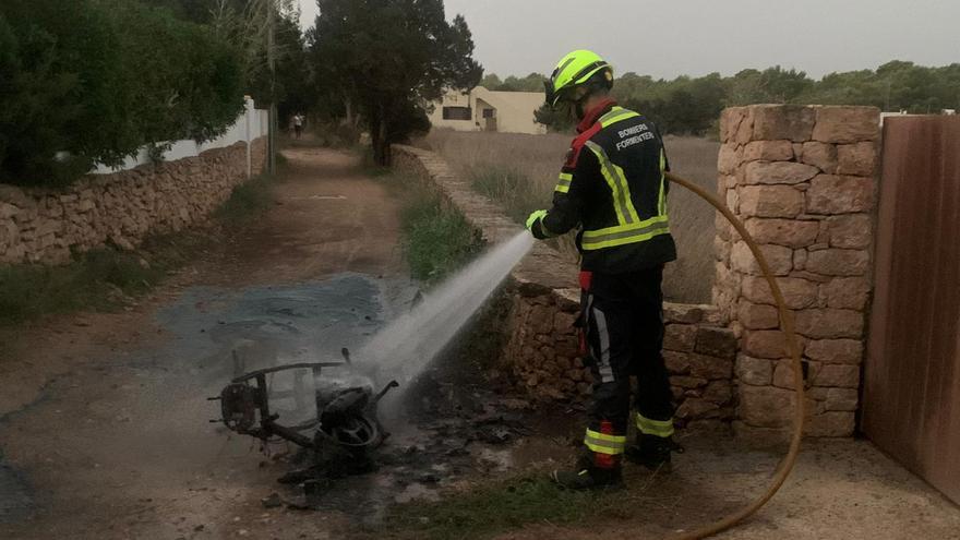 Arde una moto en el camino de es Pujols en Formentera