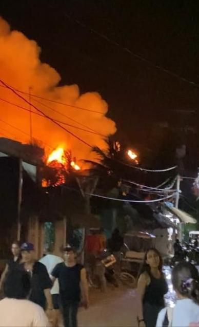 En la isla mexicana explotaron tanques de gas por el fuego.  | F.P.