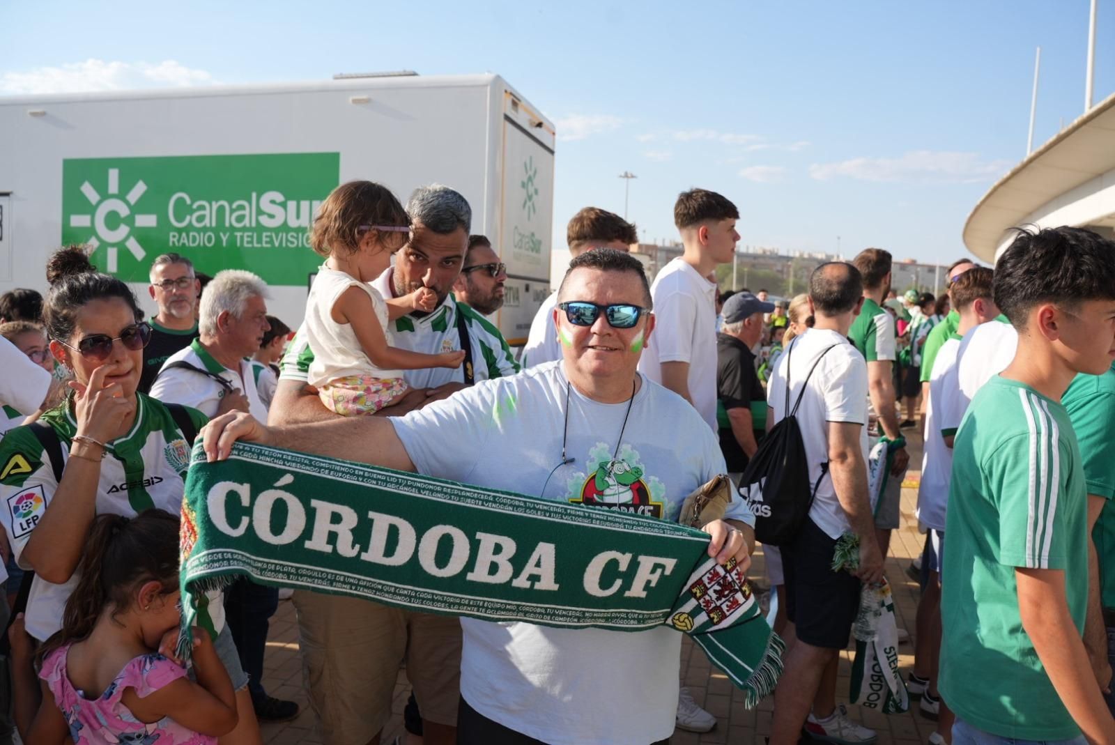 Así recibió la afición del Córdoba CF al autobús del equipo en El Arenal