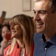 El presidente del Gobierno, Pedro Sánchez, y su esposa, Begoña Gómez, durante la jornada electoral de las europeas.