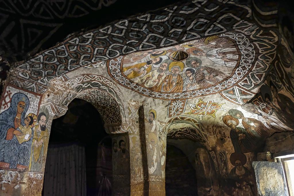 En su interior hay frescos y pinturas antiguas.