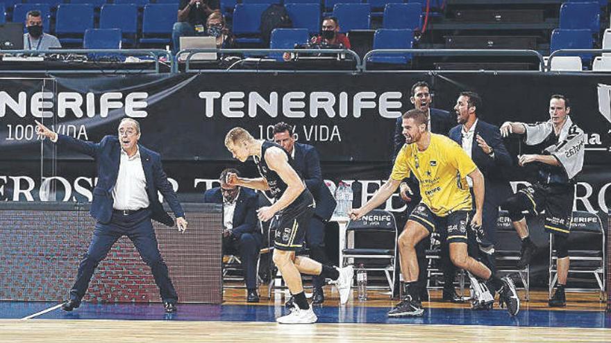 Txus Vidorreta y el banquillo celebran un triple de Salin.