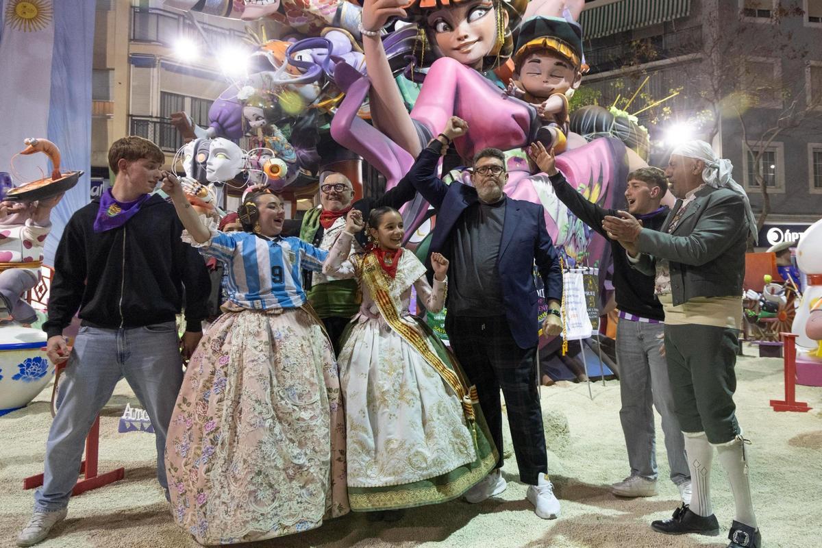 El presidente y las falleras de República Argentina celebran con el artista fallero Venancio Cimas el primer premio que los distingue con el mejor monumento de Xàtiva.