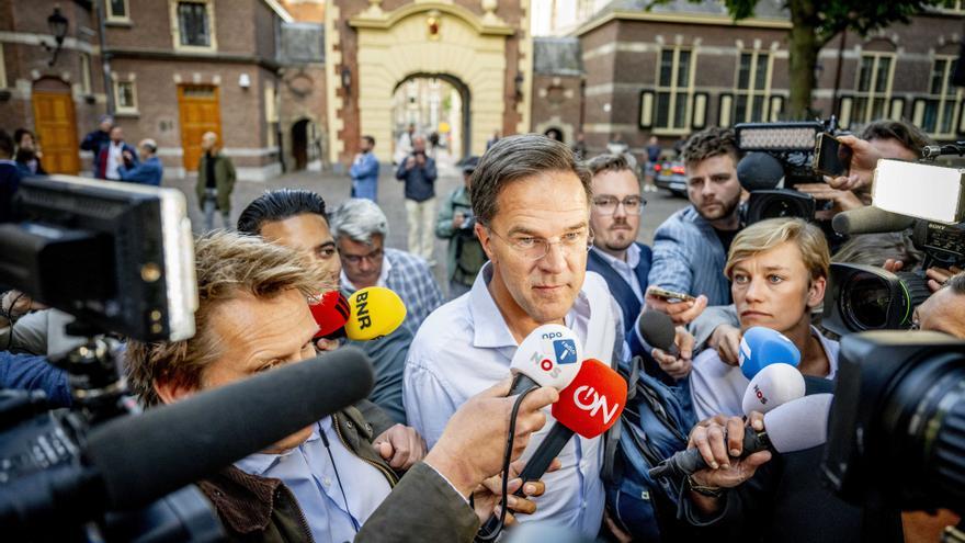 Mark Rutte atiende a los medios de comunicación.