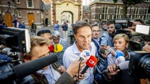 El primer ministro de Países Bajos, Mark Rutte, habla este viernes con los periodistas ante la crisis del Gobierno. 