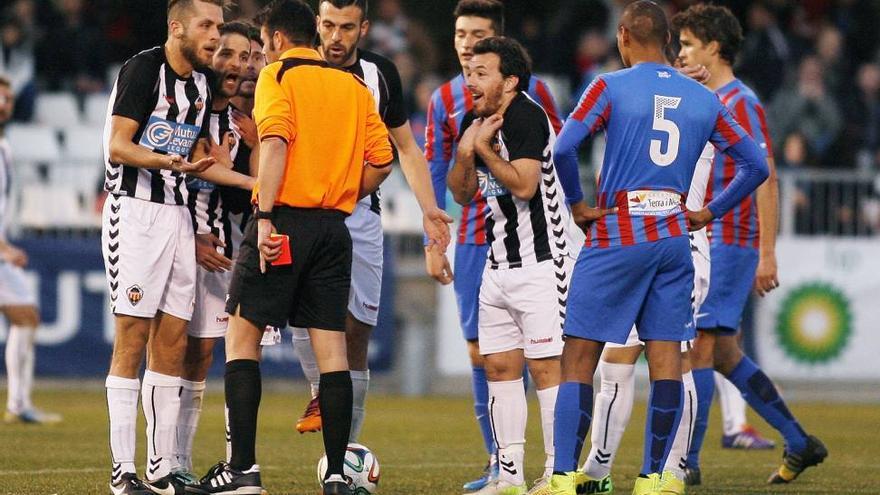 Castalia contribuye a frenar al filial del Levante... y al árbitro