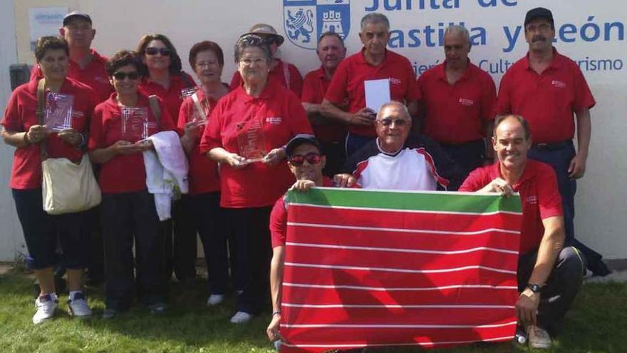 La expedición zamorana posa con la bandera.