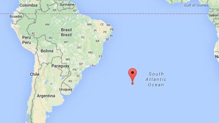 Una gran bola de fuego explota sobre el Atlántico sur