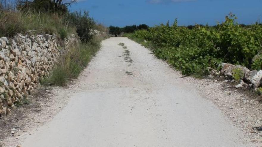 Caminos asfaltados en Gata y que se vuelven de tierra al entrar en Dénia