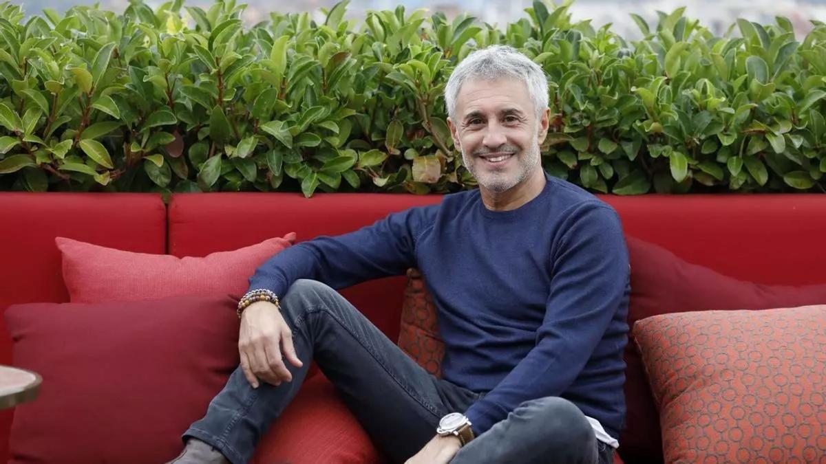 Sergio Dalma, en el sofá de una terraza en Barcelona.