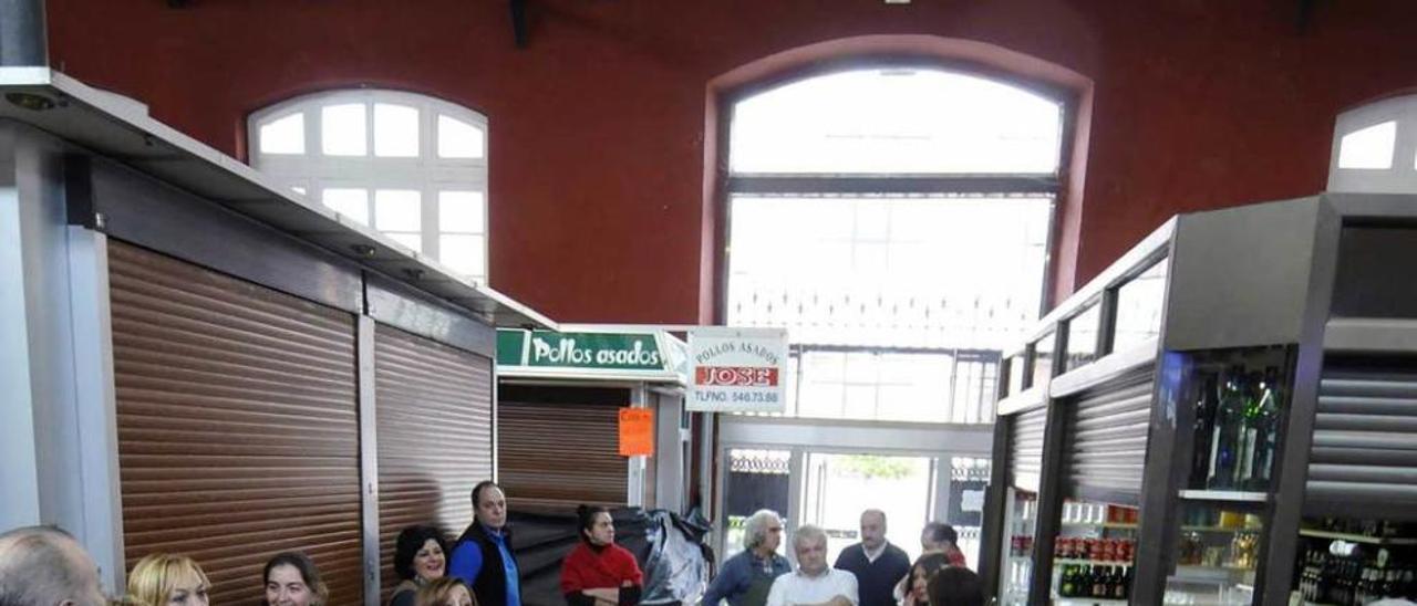 Comerciantes de la plaza, ayer, durante la reunión.