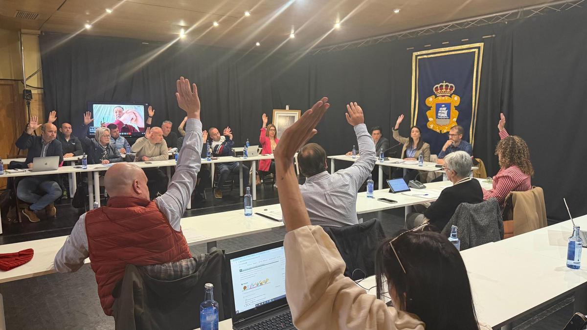 Unha das votacións da sesión plenaria deste luns.
