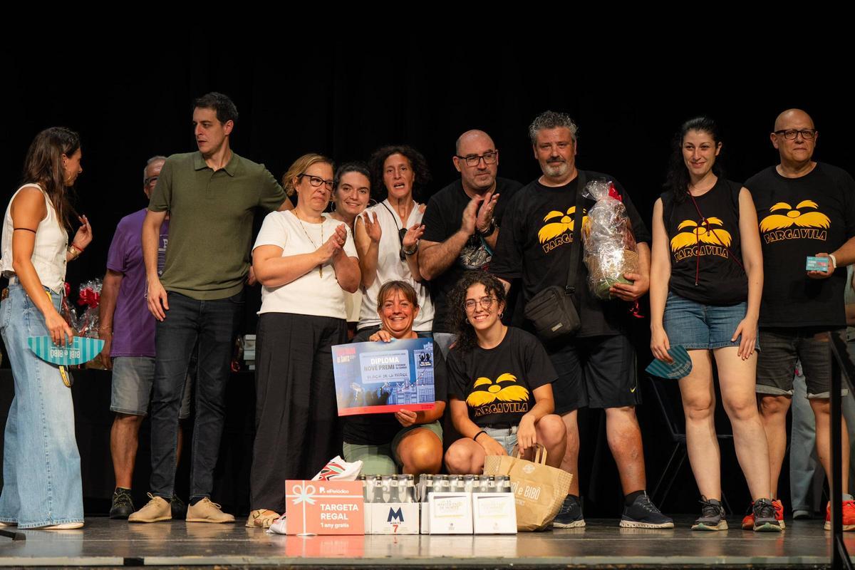 Entrega de premios del concurso de calles decoradas de la Festa Major de Sants, en la que las diferentes comisiones de las calles participantes reciben sus reconocimientos