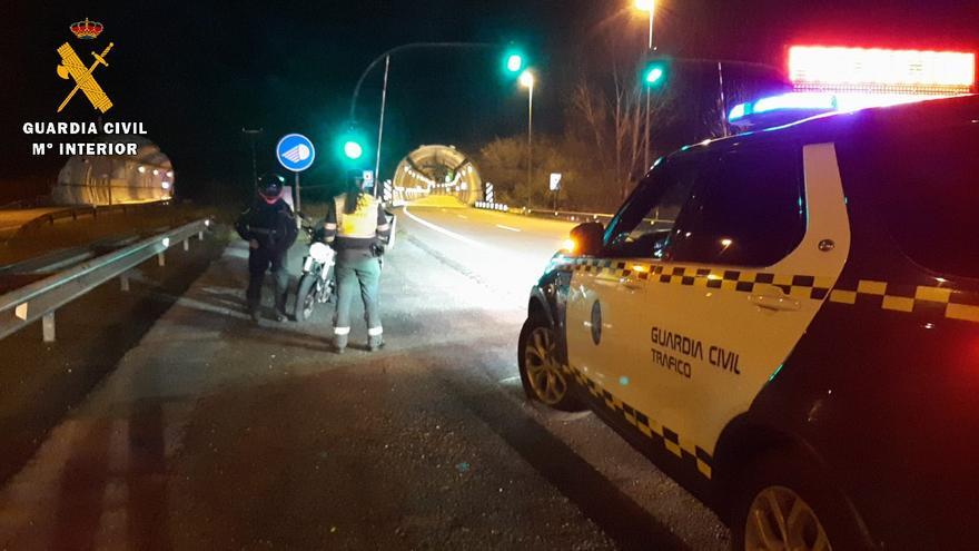 Se jugó el tipo en la autopista en Mieres: circuló al revés en moto hasta ser interceptado en los túneles del Padrún