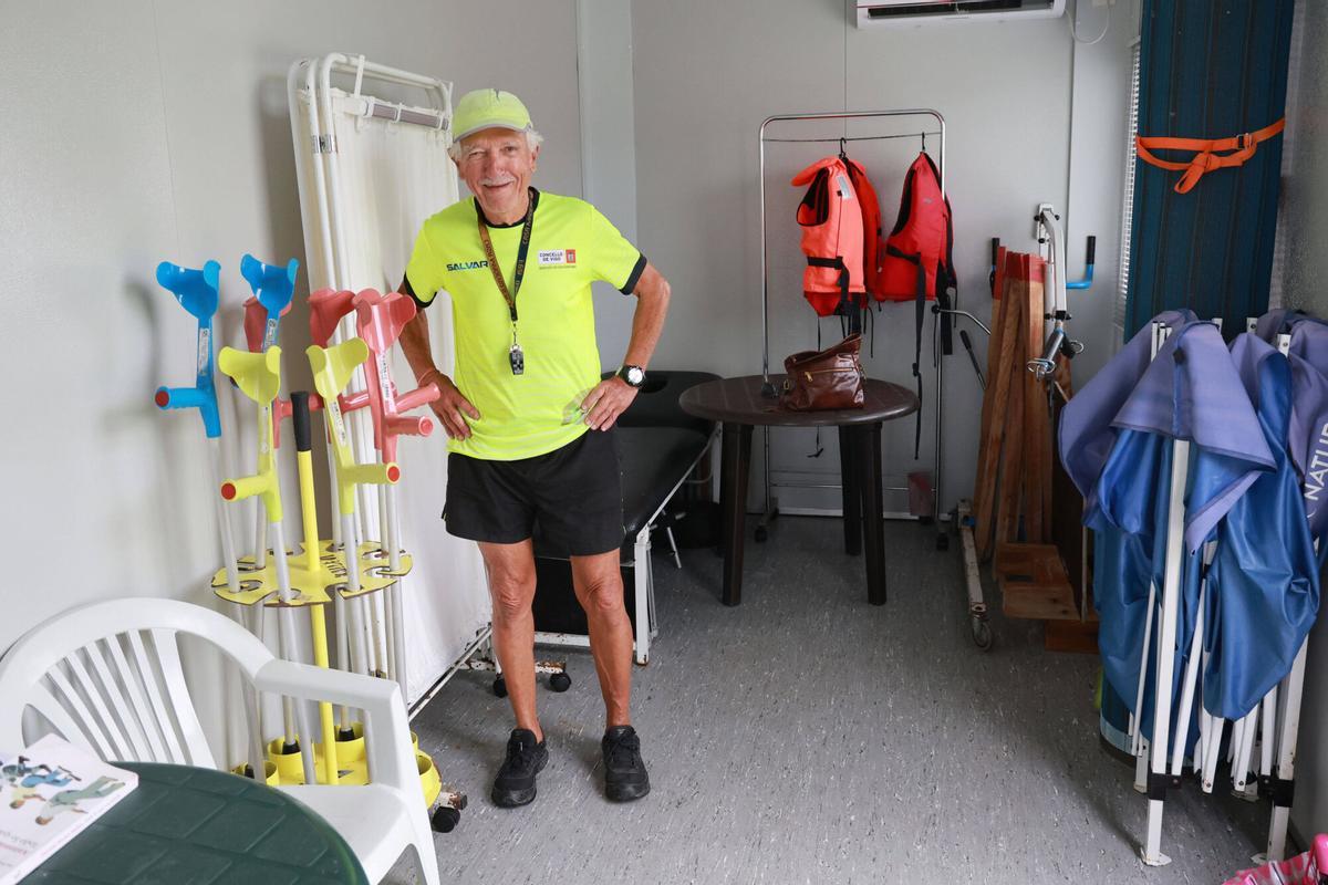 Vigo. Miguel Larrea, asistente para personas con dificultades para acceder al baño en la playa del Vao