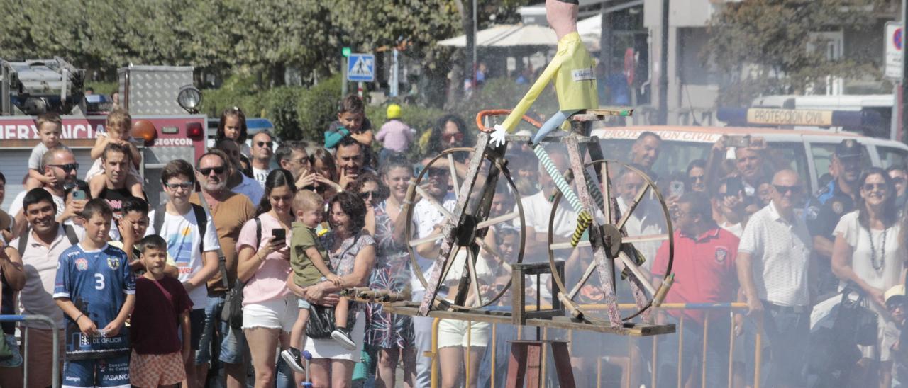 Niños y adultos disfrutan de la quema de damas y galanes ,ayer, tras la lectura del pregón