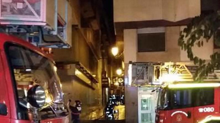 Tres intoxicados leves por un incendio en una vivienda del centro de Alicante