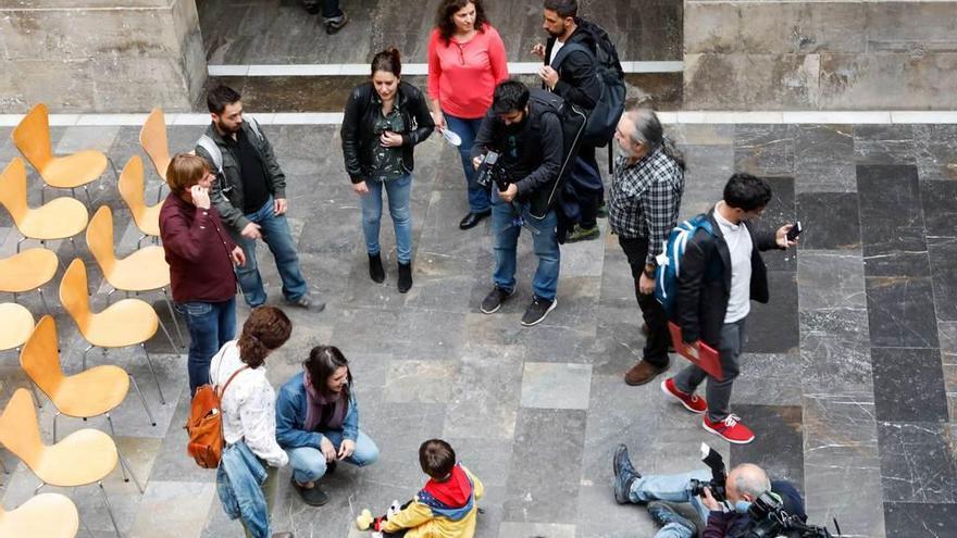 Irene Montero, agachada, antes de mantener un encuentro con colectivos de mujeres.