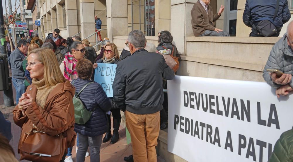 Vecinos de Patiño protestan en Salud contra la retirada de su pediatra
