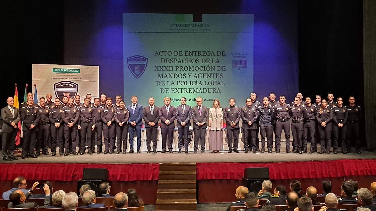 Acto de entrega de diplomas y orlas a la  XXXIII promoción del curso de agentes y mandos de policía local, el pasado lunes en Badajoz.