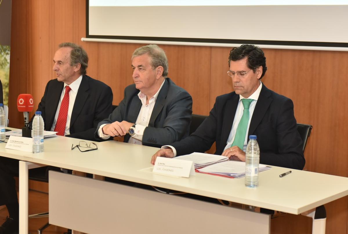 Javier Munárriz de Aldaz, arquitecto redactor del Plan Parcial de Los Ahijones; Sigfrido Herráez, decano del COAM; y Raúl Baz Terrón, gerente de la Junta de Compensación de Los Ahijones
