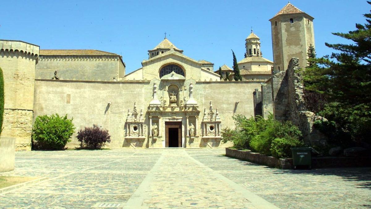 El Real Monestir de Santa Maria de Poblet cuenta en su interior con un panteón real en el que se encuentra sepultado el rey Jaume I, fundador de Vila-real.