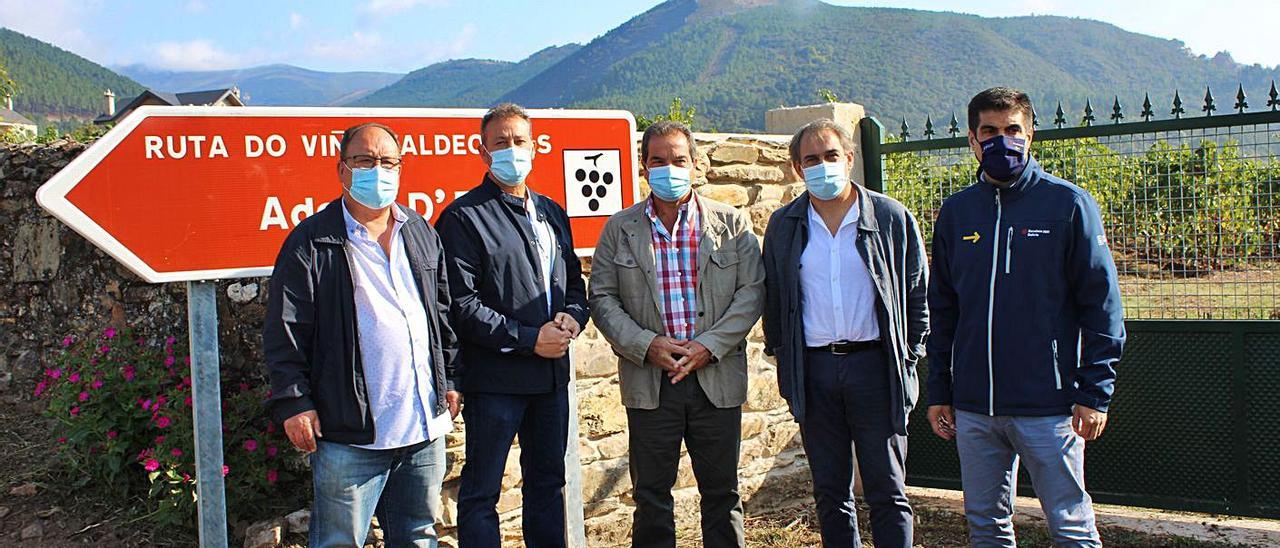 Autoridades junto a una de las señales de la ruta de Valdeorras.   | // FDV