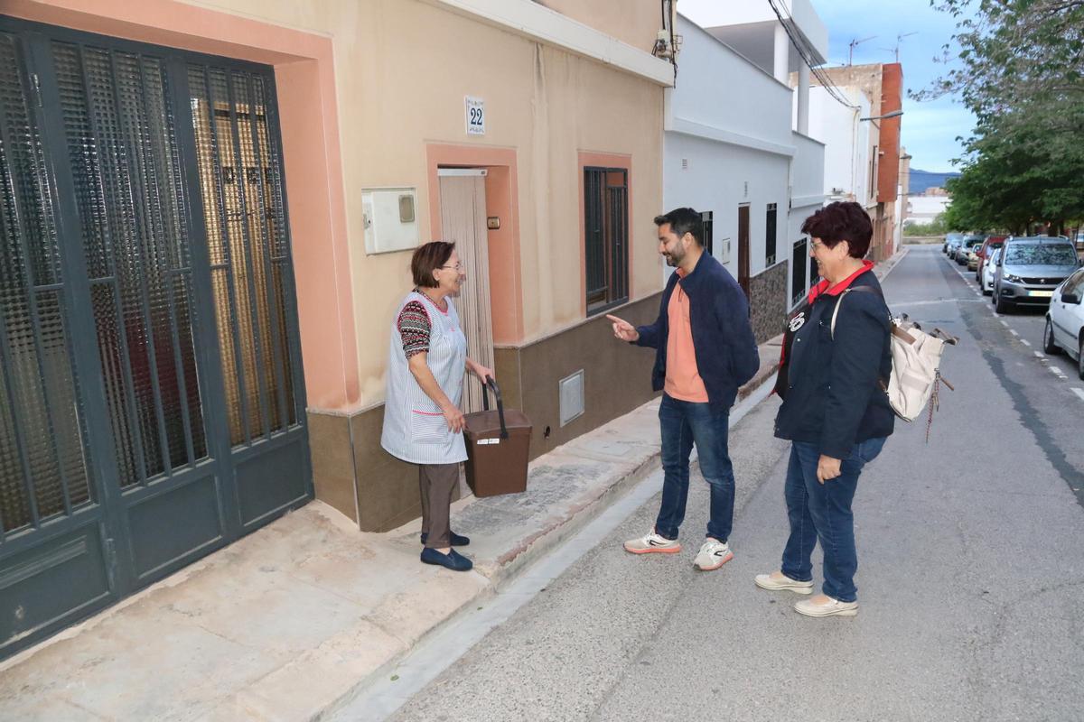 El alcalde, Samuel Falomir, y la concejala de Residuos, Antonia Collado, conversan con una vecina.