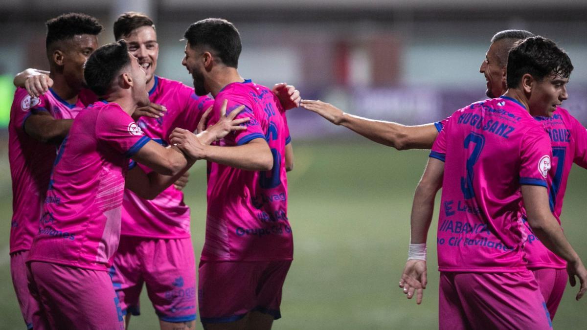 Los jugadores del Ourense C.F. celebran uno de los goles, ayer, en el campo de Las Rozas. |  // LOF