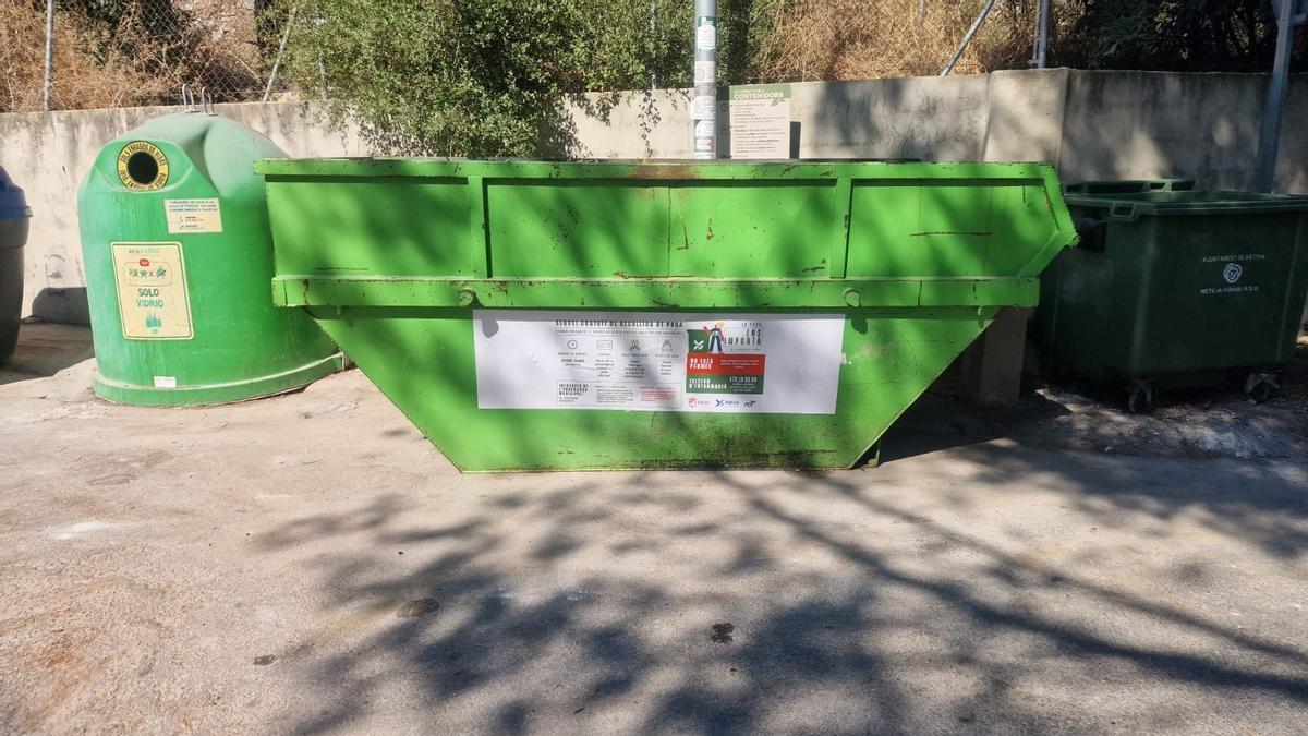 Uno de los contenedores de poda habilitados.