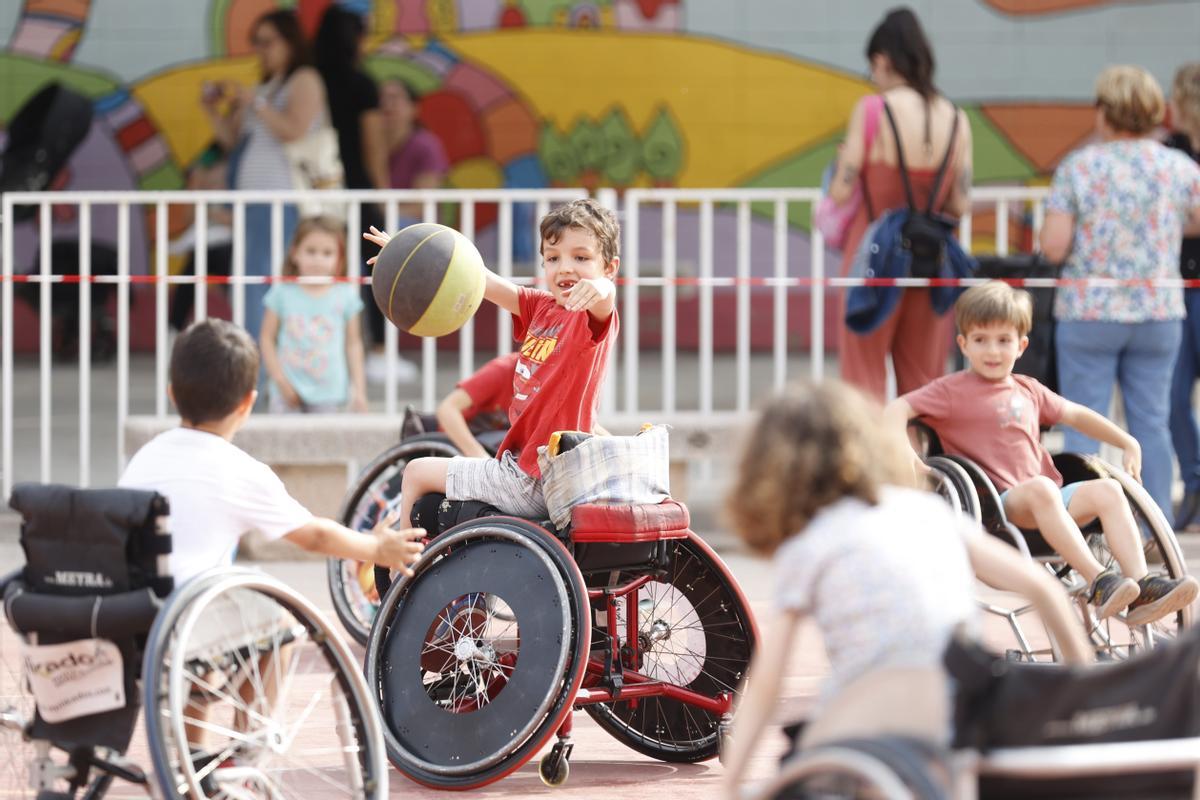 Un niño juega baloncesto adaptado en el CEIP Tomás de Villaroya