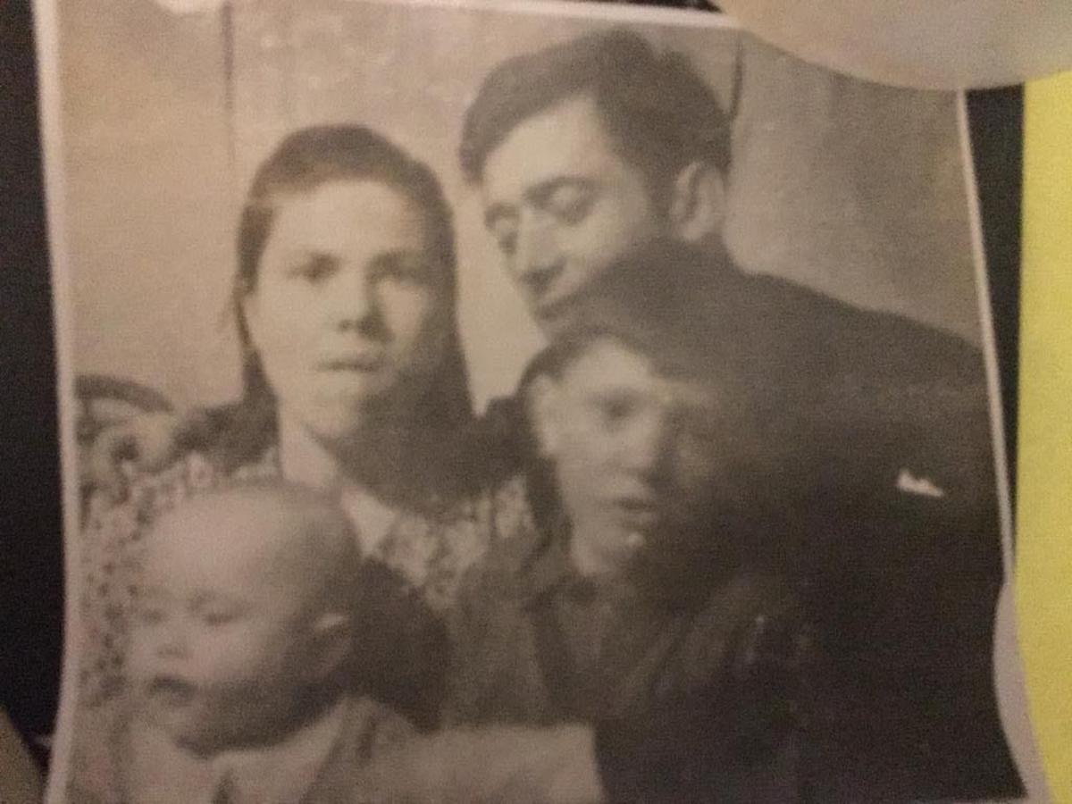 Vicente Blas Almodóvar con su esposa rusa Anna Ivanova y sus dos hijos, José y Víctor.