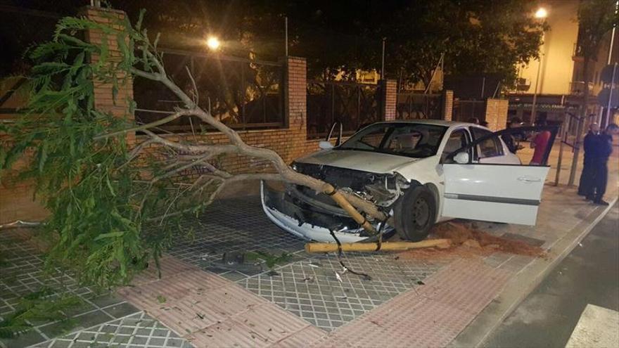 La Policía Local denuncia a un conductor que estrelló su coche