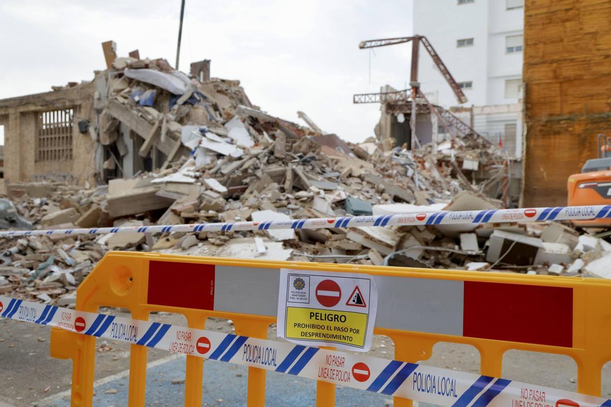 Valencia. Benetússer Un edificio de tres plantas colapsa y se derrumba por completo tras unas obras colindantes. Desalojados los vecinos minutos antes del colapso No hay víctimas VLC