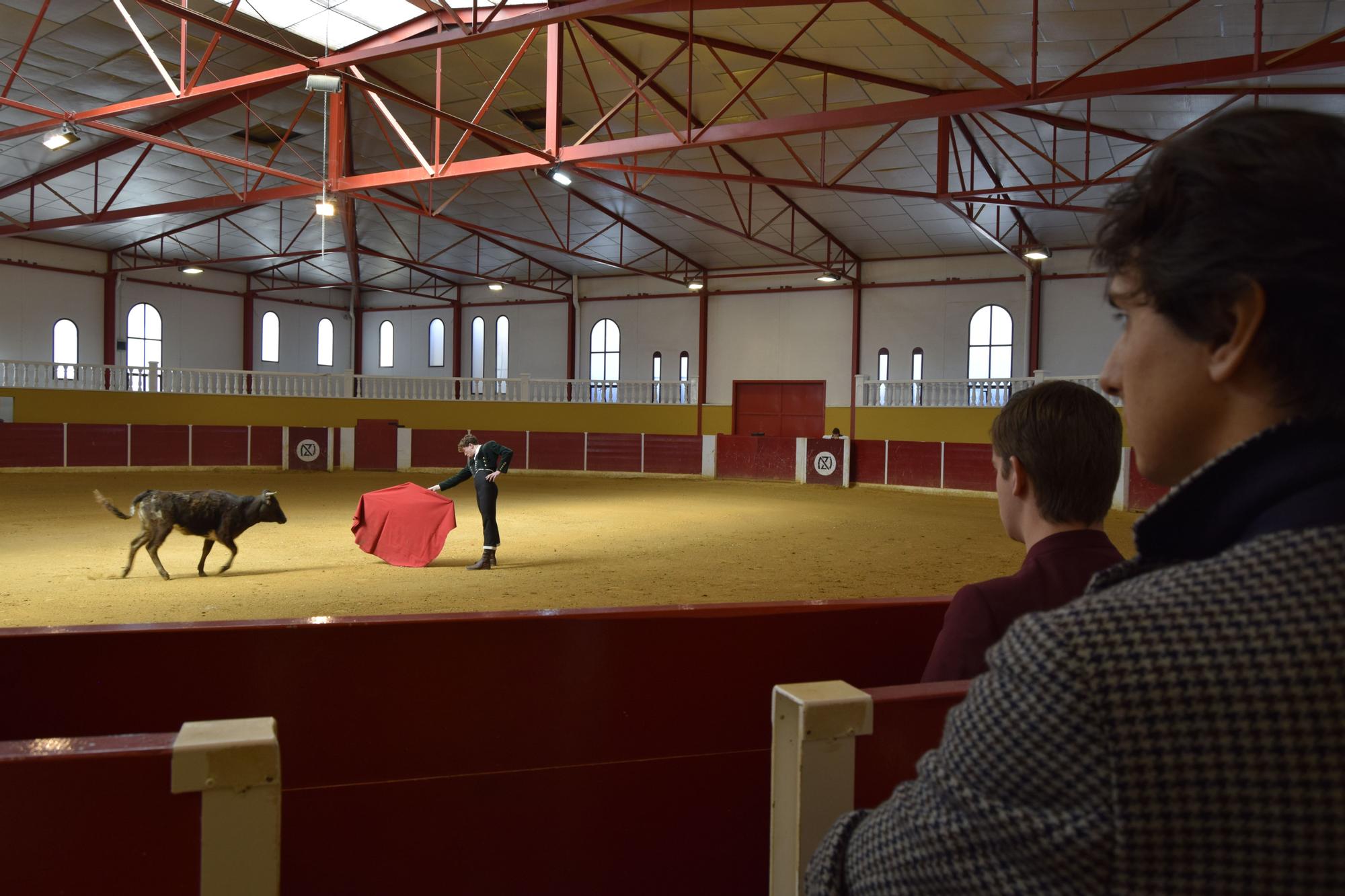 La convivencia entre Roca Rey y la Escuela Taurina de València, en imágenes