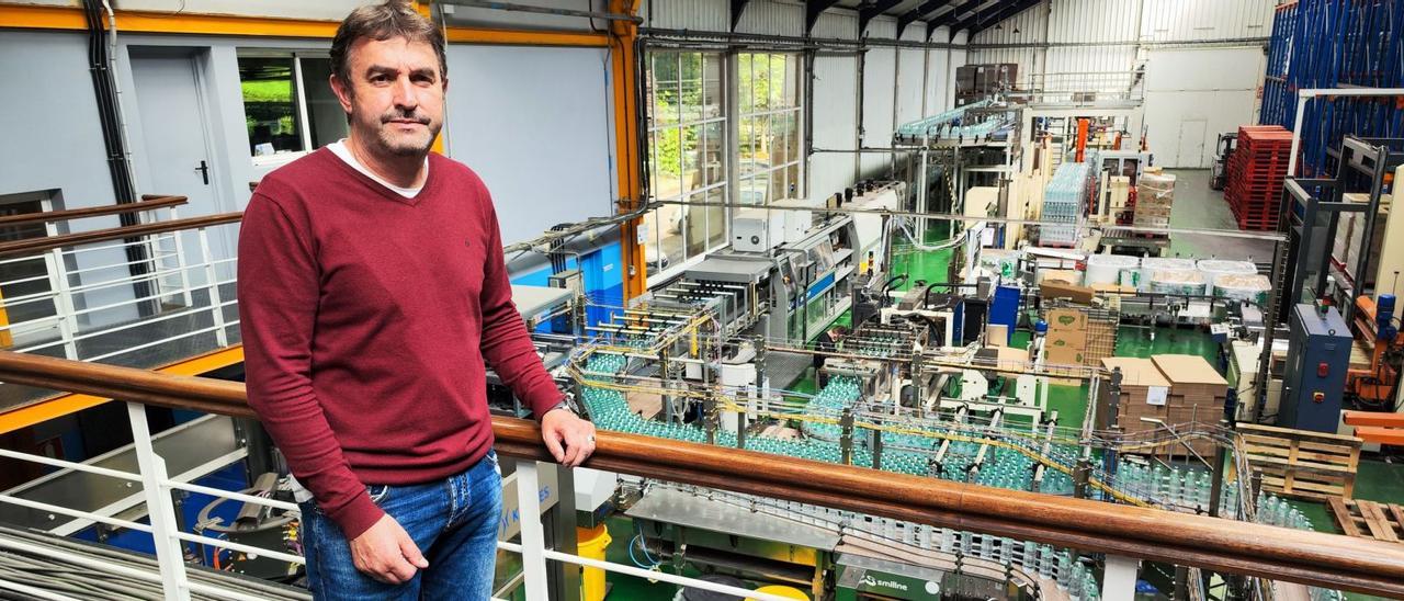 Genaro Fernández, encargado de la planta, en la fábrica de Agua de Cuevas.