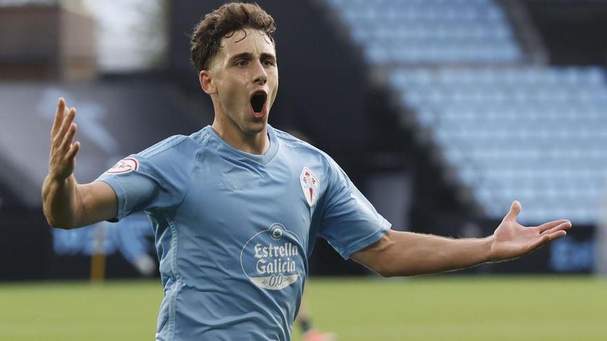 Pablo Durán celebra el tercer gol del Celta Fortuna.