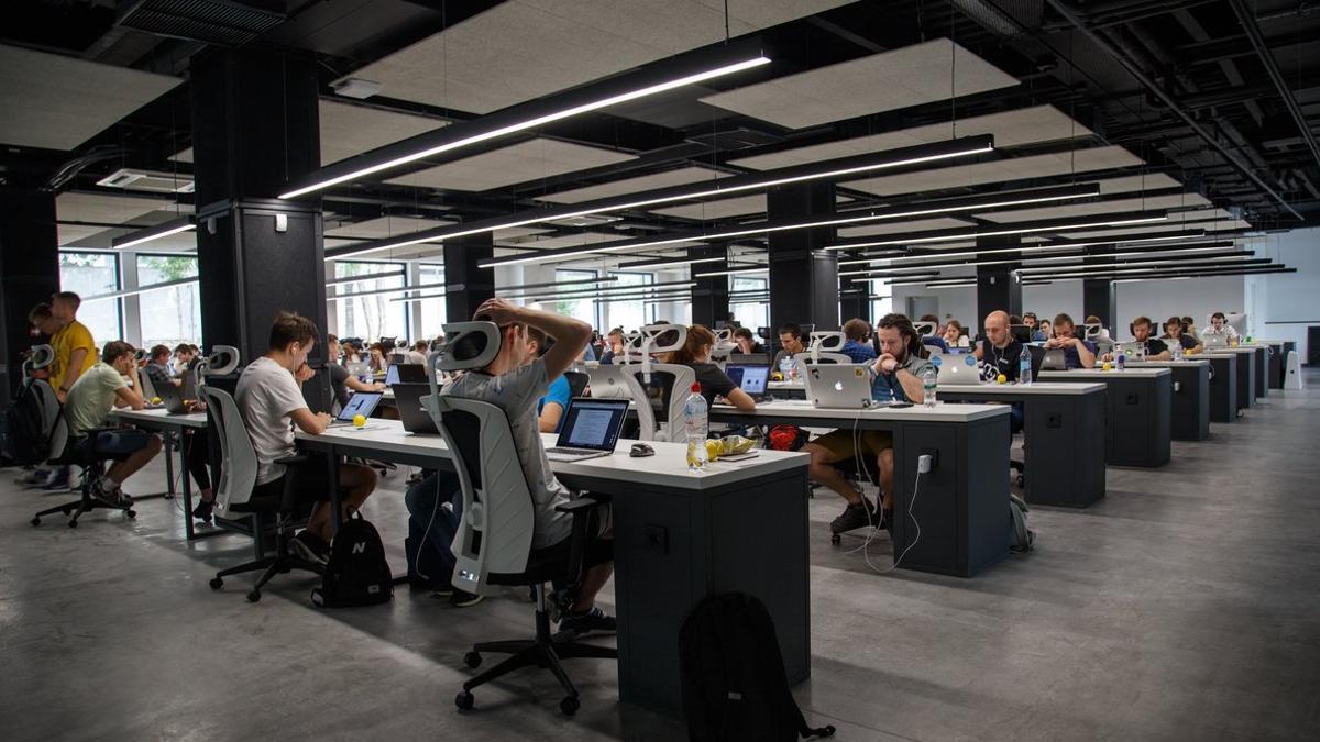 Varios trabajadores en la oficina.