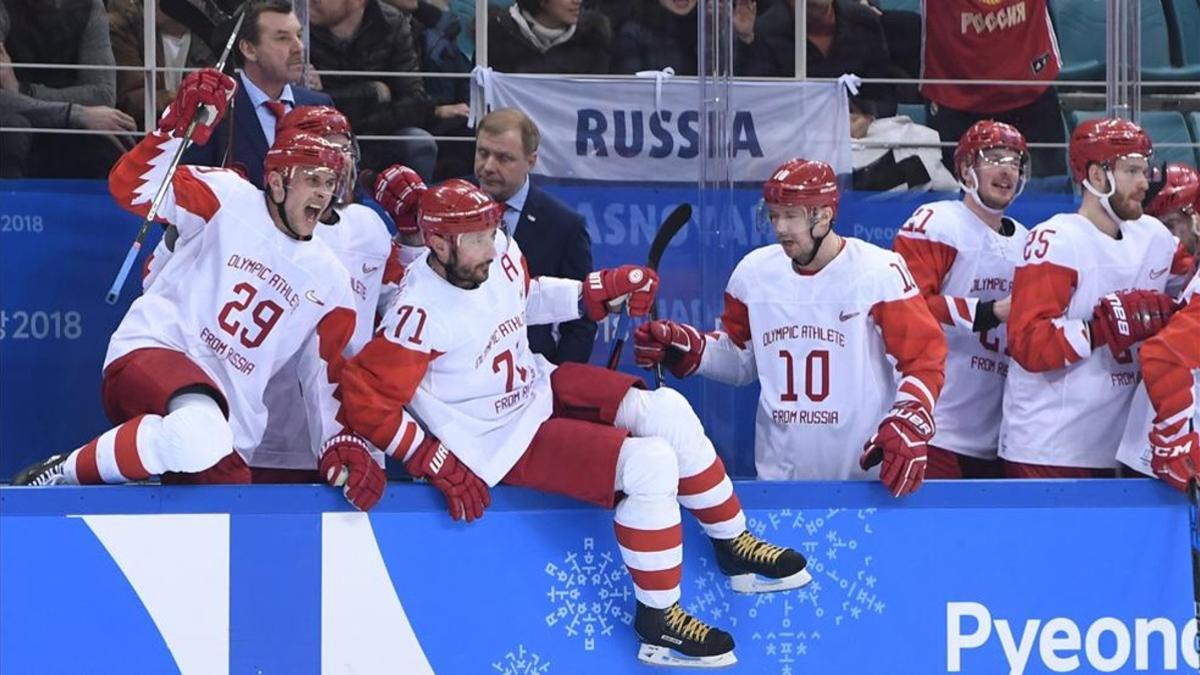 Los rusos saltan a la pista para celebrar la victoria