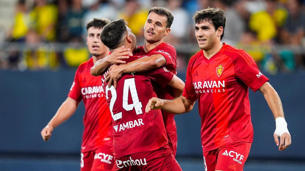 Aketxe se abraza con Lluís López en presencia de Liso y Azón tras un gol del Real Zaragoza en Cádiz.