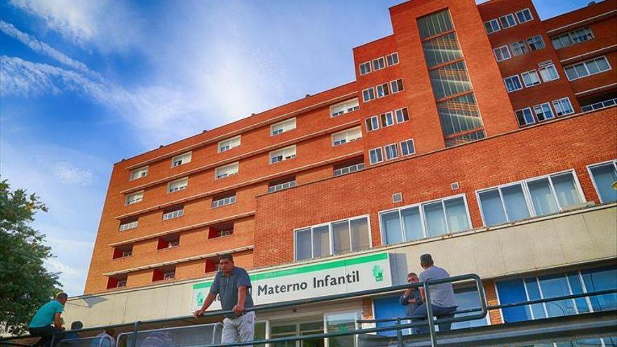 La niña ha pasado a planta, en el hospital Materno Infantil de Badajoz.