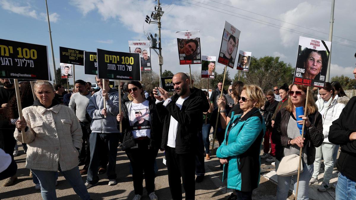 Familiares de rehenes en Gaza conmemoran 100 días de cautiverio con una manifestación