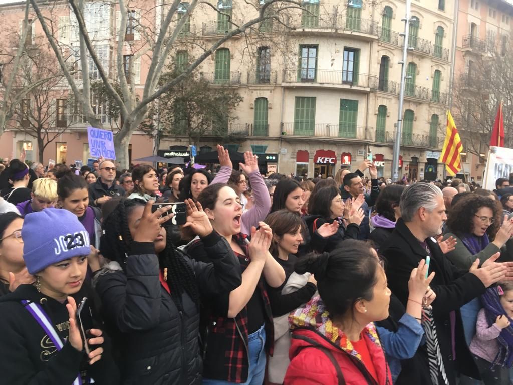 Manifestación feminista en Palma alternativa a favor de los derechos trans