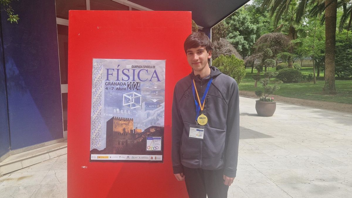 Arnau Pino amb la medalla d’or en l’Olimpíada de Física que es va celebrar a Granada.