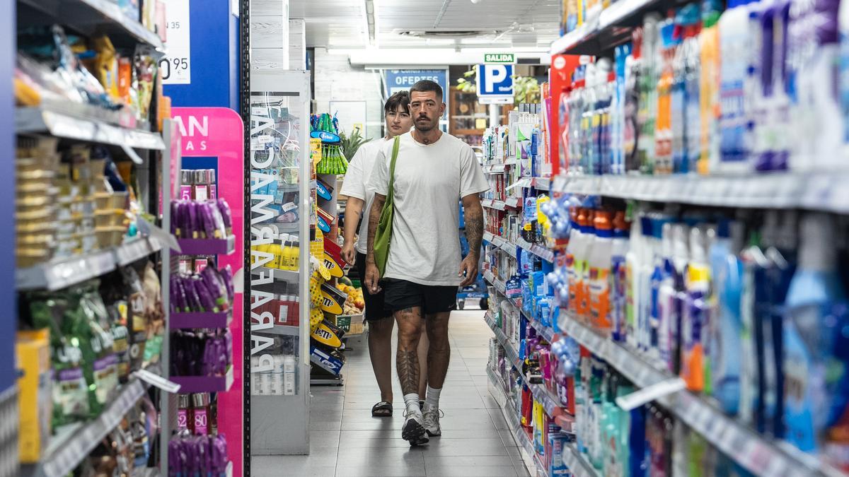 Lineales de productos de limpieza en un supermercado Condis de Barcelona, este verano.