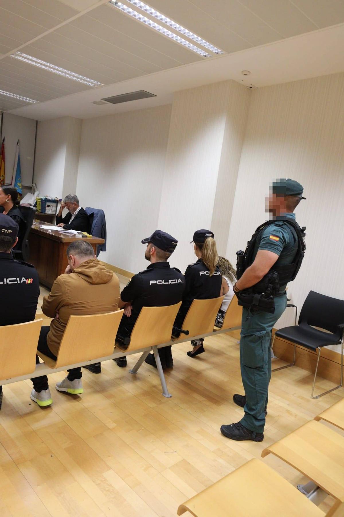 El jurado declara culpable al padrastro del bebé muerto a golpes en Elche y exculpa a la madre El jurado declara culpable al padrastro del bebé muerto a golpes en Elche y exculpa a la madre