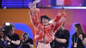 Nemo, representante de Suiza, recoge su premio como ganador de Eurovisión.