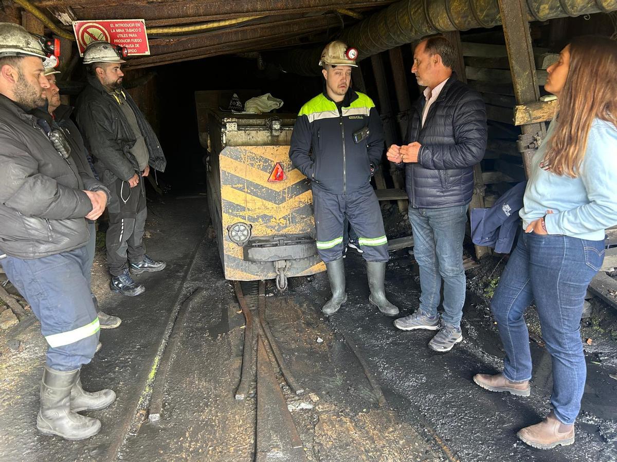 José Manuel Rodríguez, Lito, y Gemma Álvarez, junto a los mineros