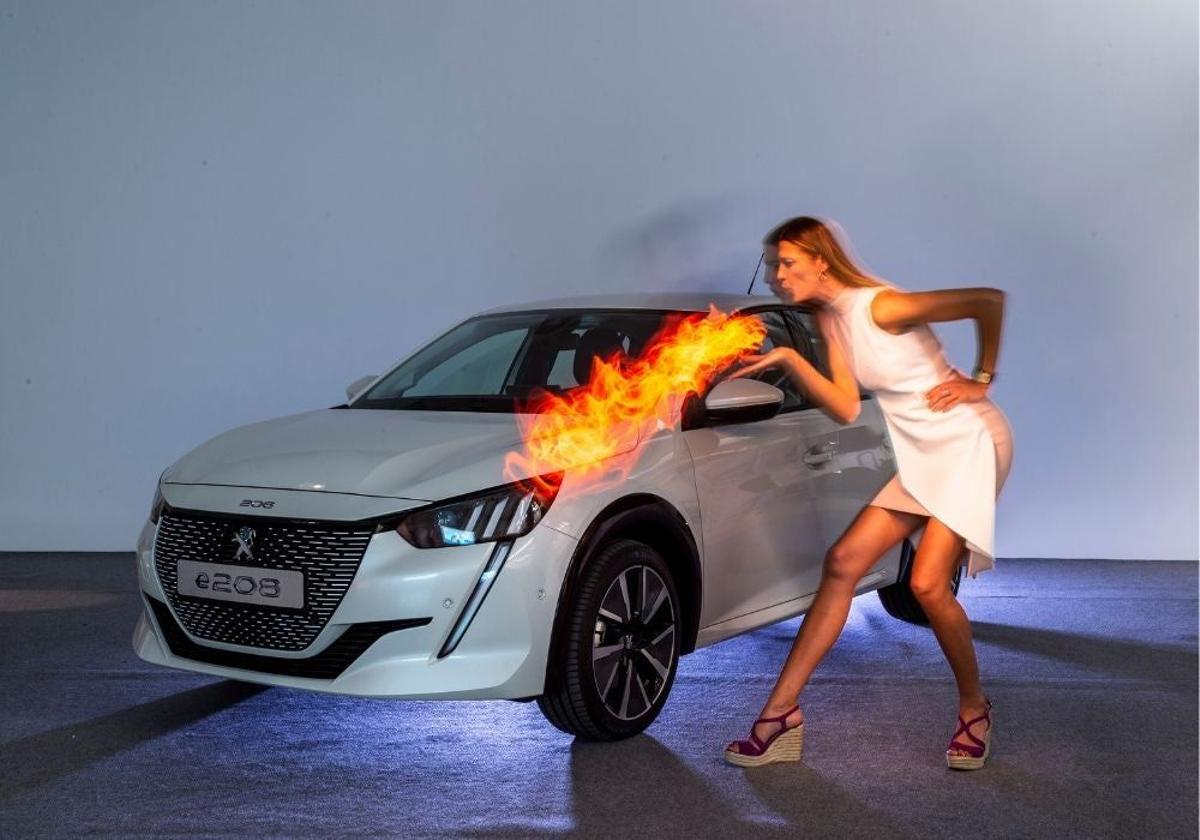 Laura Sánchez con el nuevo Peugeot e-208 efecto fuego