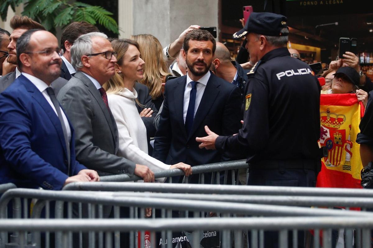 GRAFCAT6398. BARCELONA, 21/10/2019.- El presidente del PP, Pablo Casado (c), acompañado por la portavoz parlamentaria del partido, Cayetana Álvarez de Toledo, el presidente del PPC, Alejandro Fernández (i), y el líder municipal de los populares, Josep Bou (2i), conversa con un mando policial ante las puertas de la Jefatura Superior de Policía de Barcelona, en la Vía Laietana, donde ha acudido para mostrar su apoyo y agradecimiento a las Fuerzas y Cuerpos de Seguridad del Estado. EFE/Quique García